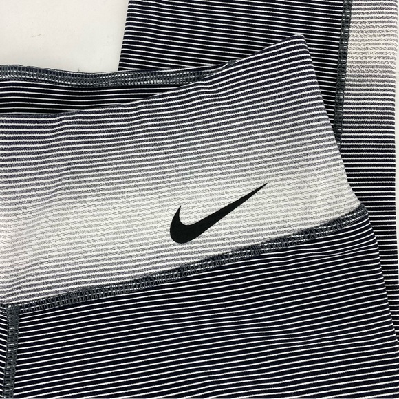 Nike Black & White Legendary Horizon Capri Leggings - Picture 5 of 8